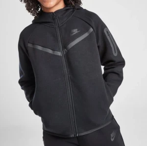 Nike Tech Fleece - Är i ett bra skick! Köpt från JD Sports. Skriv för bilder eller frågor.