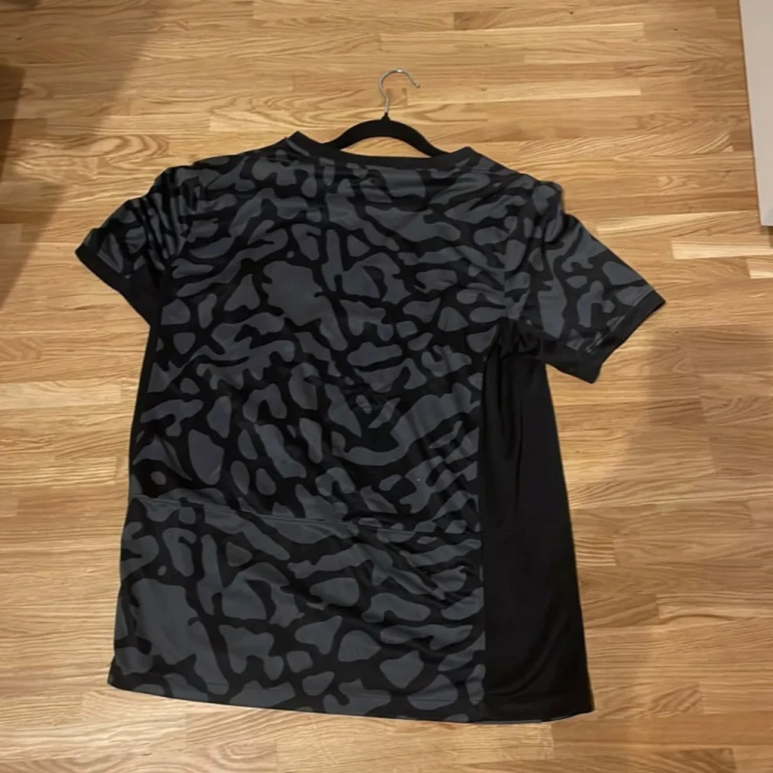 PSG x Jordan svart camo fotbollströja - 1