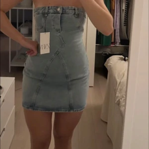 Tub klänning- denim - Helt ny klänning från Zara. Står storlek M men passar mig som brukar ha S. Pris lapp kvar och helt slutsåld. Orginal pris 500kr