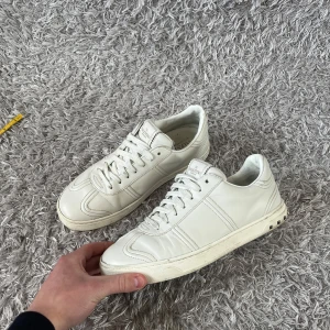 Valentino Flycrew - Säljer ett par efterfrågade Flycrews! | Använt men mycket fint skick! Saknas en nit och kan fräscha upp lite innan jag skickar iväg! | Storlek 40 passar ungefär 0,5 storlek större med ett innermått på 26,5cm! | Ställ gärna frågor innan du köper!