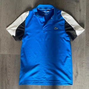 Lacoste Sport pike - Använd ett fåtal gånger, en väldigt minimal defekt runt bröstet som inte ens syns men annars är den felfri. Hör av er vid frågor ☺️