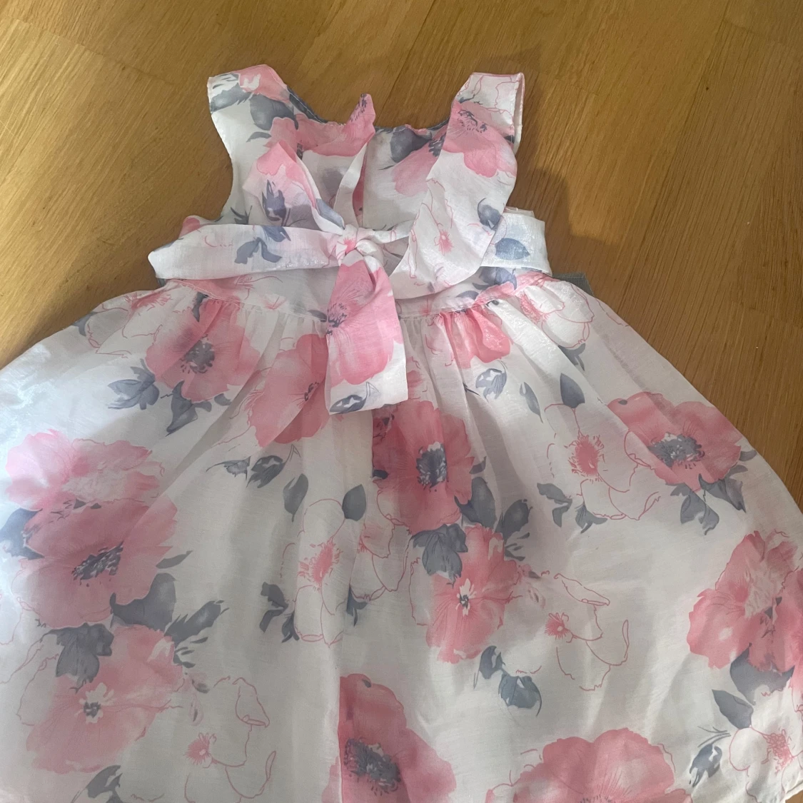 Blommig klänning med rosett från Little Aimy - 1