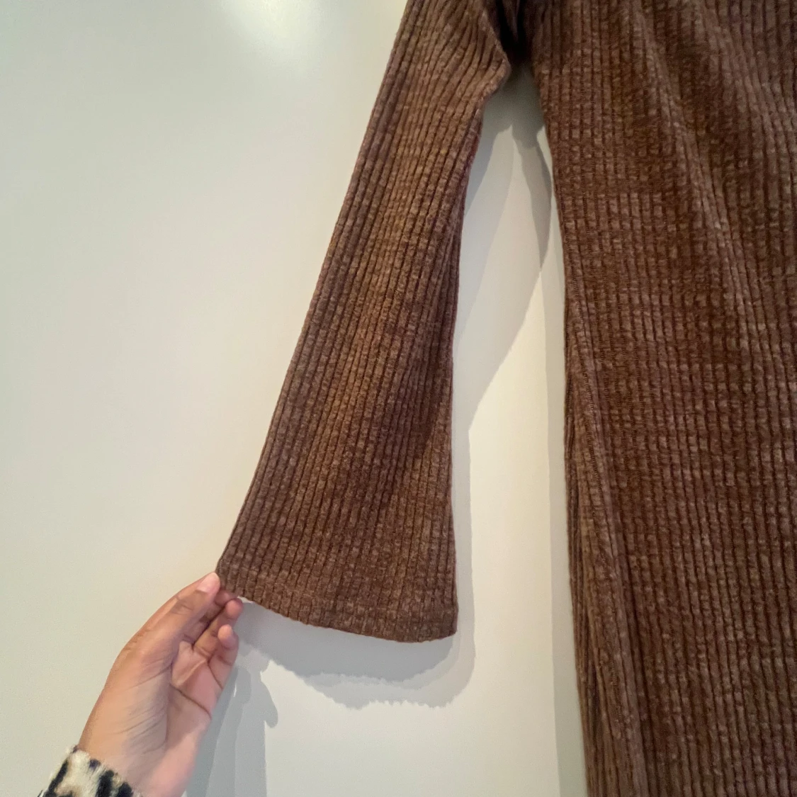 Brun ribbad offshoulder långklänning - 1