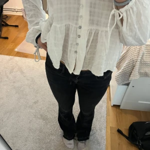 Svarta jeansbyxor från Diesel med råa benslut - Säljer ett par svarta jeansbyxor från Diesel med raka ben och råa, fransiga benslut. Jeansen har klassisk femficksdesign, dragkedja och knapp i midjan. Snygg tvätt och diskreta slitningar ger en snygg look som passar till många outfits😎 Jag är 171 cm för referens, och brukar ha storlek 36 i jeans, säljer då jag har för många jeans