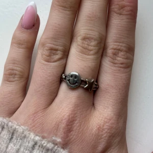 Ring med smile och stjärna - Superfin ring 💍 står ”Love me” under smilen💕kommer inte ihåg vart den är köpt, men har haft den i mååånga år utan att den har rostat😍