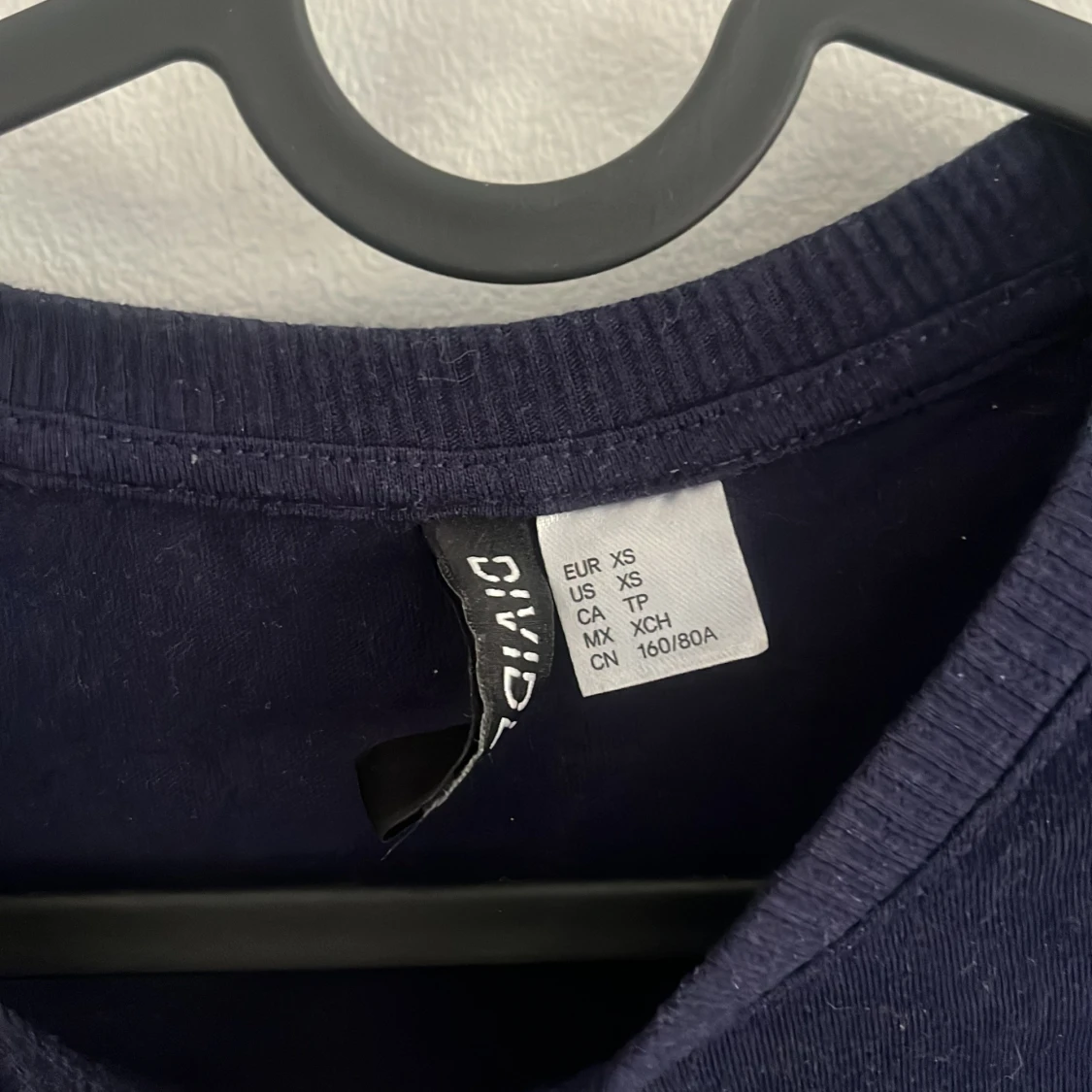 Mörkblå croppad t-shirt från Divided - 1