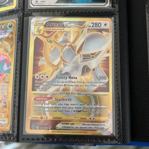 Pokémonkort: Arceus VSTAR - Samlarkortet Arceus VSTAR från Pokémon TCG är perfekt för dig som gillar strategispel och samlarvärde. Med cool design och höga HP är det ett måste för både nya och erfarna samlare. Perfekt för att boosta din samling eller spela med vänner!
