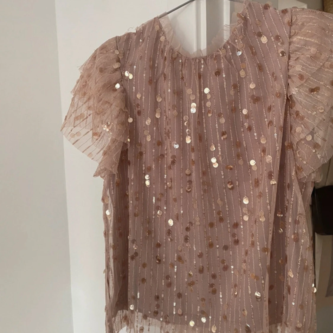 Rosa glittrig blus med volangärmar - 2