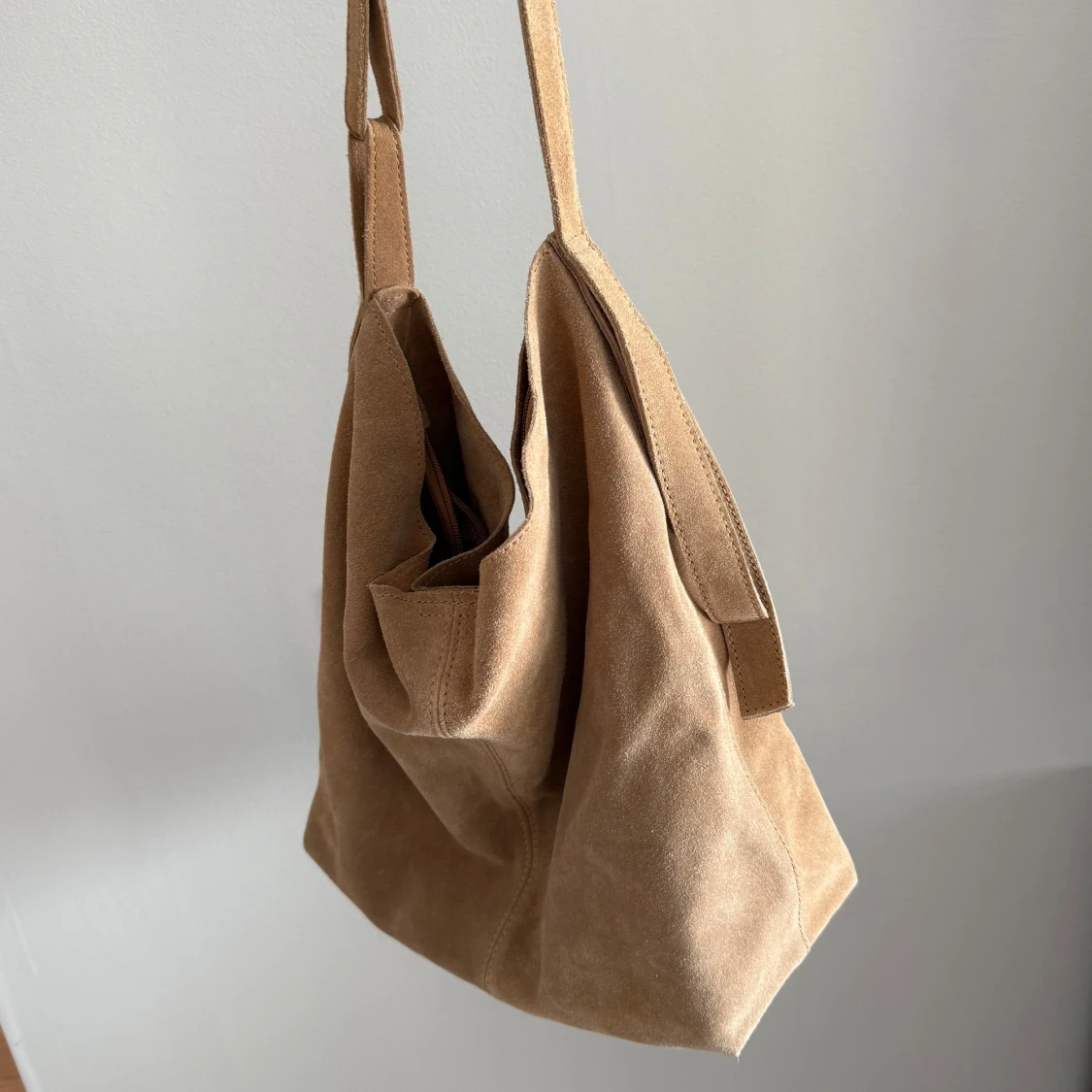 Beige axelväska i mocka