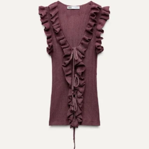 Lila ribbad topp med volanger från Zara - Säljer min superfina tröja ifrån Zara, helt oanvänd. Säljer för 400 då den inte säljs längre!💕