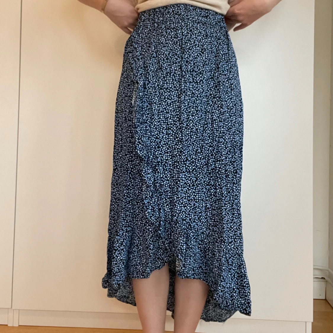 Svartblå prickig omlottkjol med volang