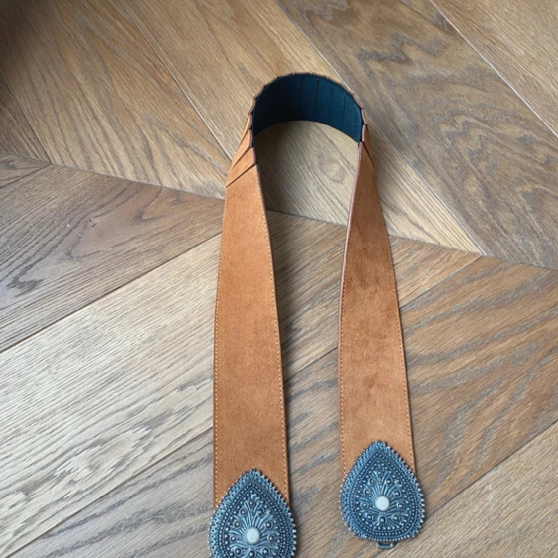 Brunt bälte med dekorativt spänne från Sezane  - 4