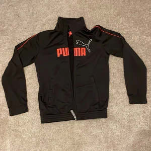 Svart träningsjacka från Puma - Säljer min Puma tränings tröja. Jag har byxorna men inte här kan fixa dem också. Det ändå med den är att det så Henning på lappen i nacken. Annars är allt med det perfekt
