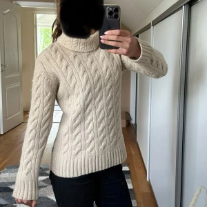 Beige stickad polotröja från Fjällräven - Säljer en beigea stickade polotröja från Fjällräven. Den är super varm och är i jätte bra skick! Kontakta för fler frågor🥰