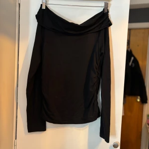 Svart offshoulder topp - Svart offshoulder topp från Gina Tricot! Den är knappt använd någonting så nästan som ny