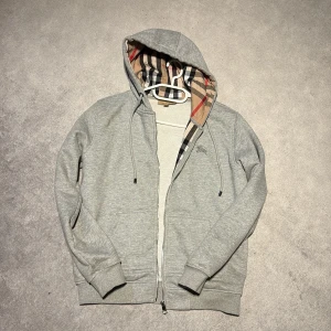 Grå Burrberyzip - Hej säljer en Burrbery zip har använt max 15 gånger. Priset kan diskuteras vid en snabb affär 