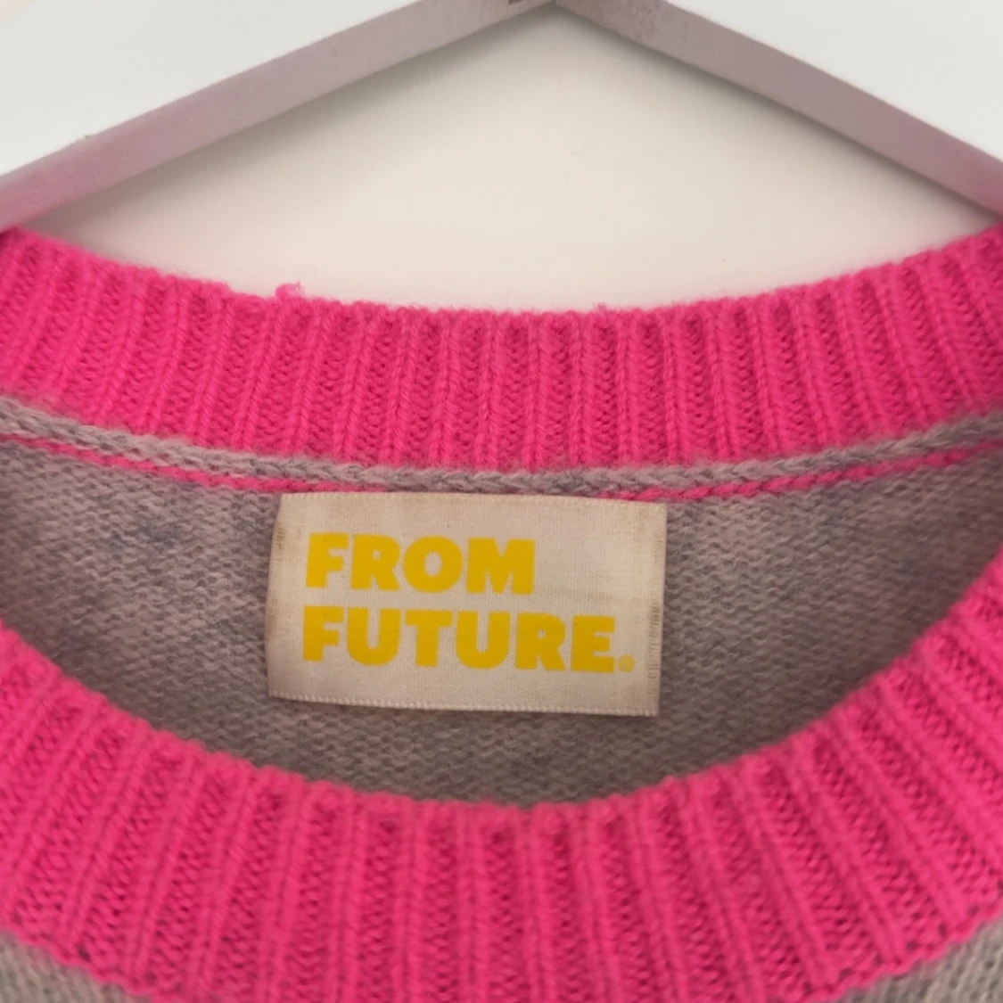 Grå cashmere tröja med rosa detaljer från FROM FUTURE - 2