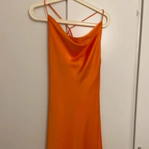 Orange satin klänning  - Orange superfin sommar klänning!!🧡🧡 använd en gång, super bra skick 