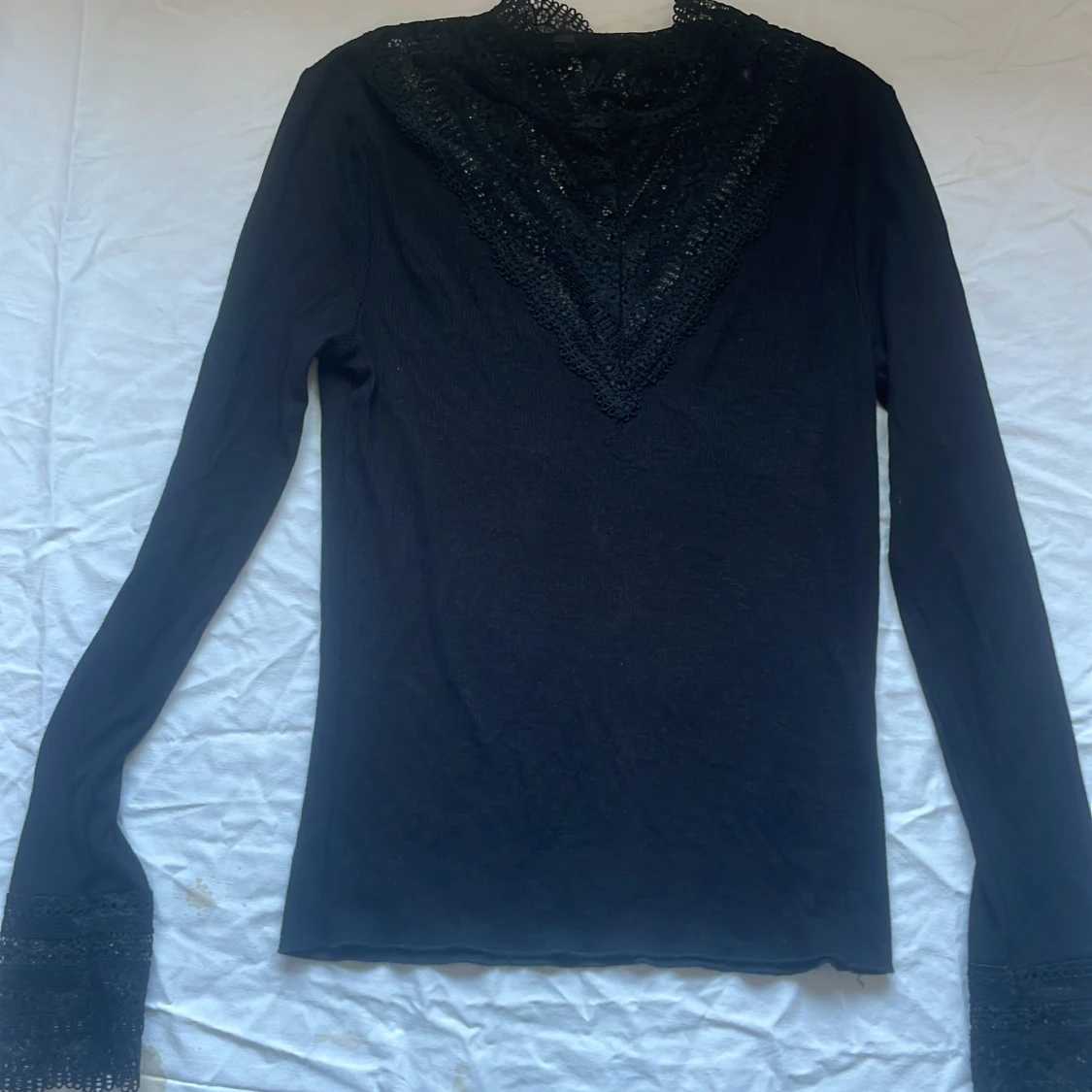 Svart långärmad topp med spetsdetaljer - 1