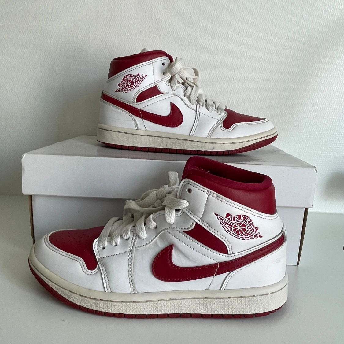 Nike Air Jordan 1 Mid röd och vit - 1
