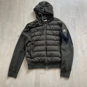 Moncler cardigan  - Skick 9/10. Passar XL. Nypris 11 000kr. 
