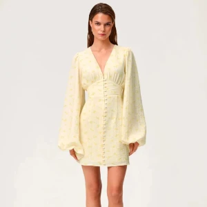 Gul Adoore klänning  - Säljer eller byter gärna min helt nya Adoore. Klänningen är i storlek 36 och hade velat byta till en 34. Står fast vid pris då den är ny