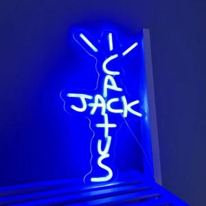 Travis Scott neon lampa - Säljer en Travis Scott neon lampa som har färgen blå. Texten som står på lampan är ”Cactus Jack”. Lampan är i bra skick och har inga skador på sig. Tveka inte på att skriva!