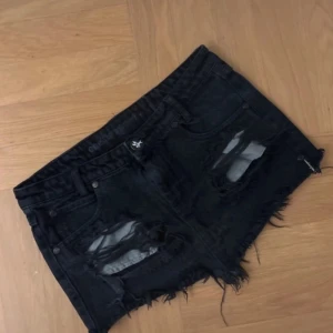 Shorts från One Teaspoon - Säljer ett par svarta jeansshorts från One | hål vid fickorna där fram | bra skick | pris går att diskutera🩷 storlek xs/s | nypris över 1000kr🩷