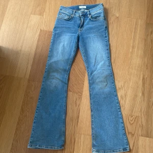 Blå bootcut jeans från Gina tricot - Säljer ett par blå bootcut jeans från gina tricot storlek 36. Jeansen har normal passform, dom är inte så låg midjade men det går att sy om du vill😊dom är Andvänd endast en gång och är i princip nyskick 