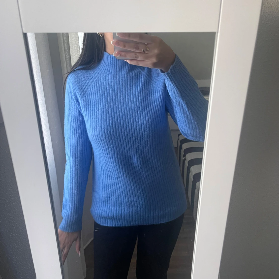 Blå ribbstickad tröja med hög krage - 2