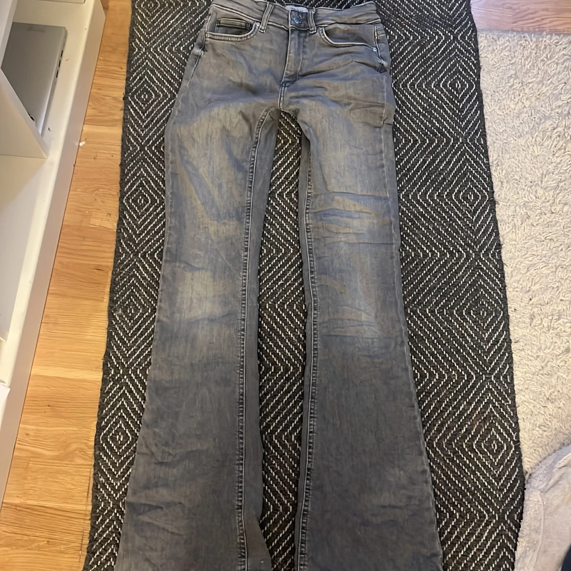 Grå bootcut jeans från ONLY