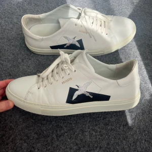 Vita sneakers från Axel Arigato  - Säljer ett par vita sneakers från Axel Arigato. Perfekta för dig som gillar stilrena och trendiga skor. |Skick 9/10| |nypris 2500| 