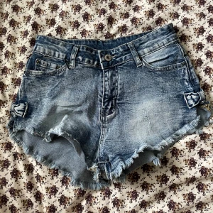 Jeansshorts  - vet ej vart dom är ifrån men dom är jätte fina och sitter fint, perfekt inför sommaren! 🩷