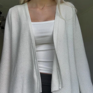 Vit kofta - Vit hålstickad kofta i nyskick!🤍☁️