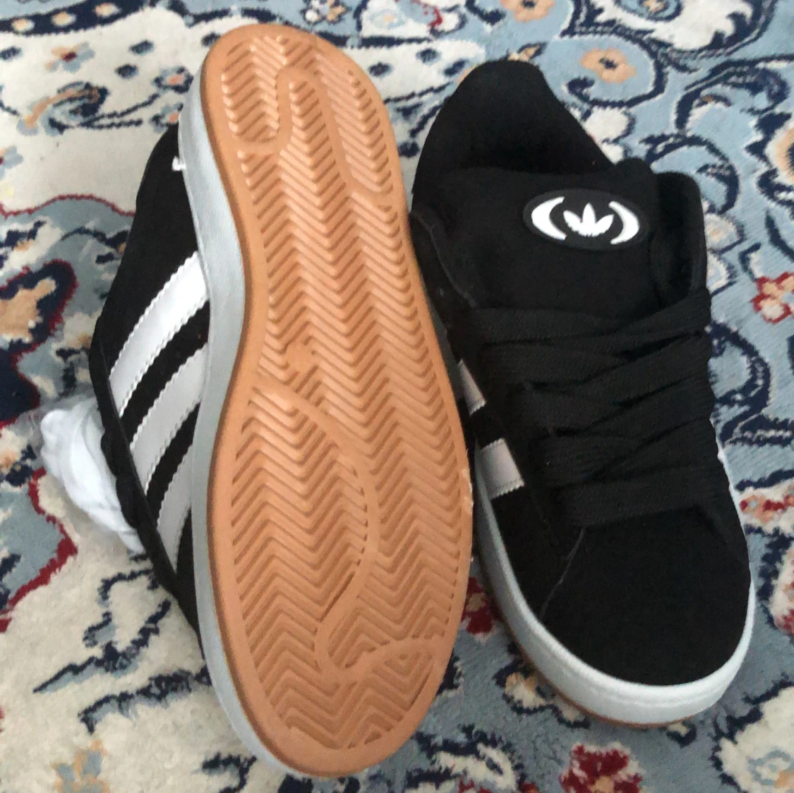 Svarta Adidas sneakers med vita ränder - 2