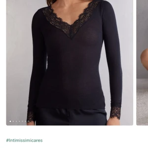Svart Intimissimi spets tröja  - Elegant svart topp från Intimissimi med v-ringning och spetsdetaljer längs halsringningen och ärmsluten. Perfekt för en stilren look. ( Ord pris 459) Inga skador, pris kan diskuteras.