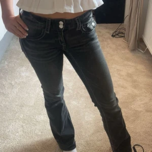 Gråa lågmidjade bootcut jeans - Säljer ett par gråa lågmidjade bootcut jeans. Jeansen har låg midja och har bara använts fåtal gånger 