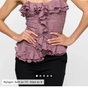 Ljuslila volangtopp  - Säljer min lila volangtopp då den inte kommit till användning, toppen är helt oanvänd. Nypris är 299 och pris kan diskuteras så kom med prisförslag💕