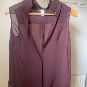 vinröd blus - Super fin blus perfekt nu till det varma vädret!🤍