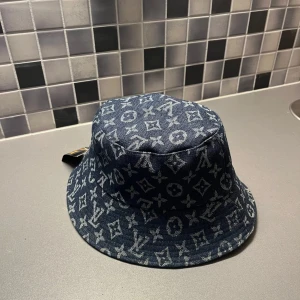 Hat  - Skick 10-10, endas hat ingår, pris går diskuteras vid snabb affär 