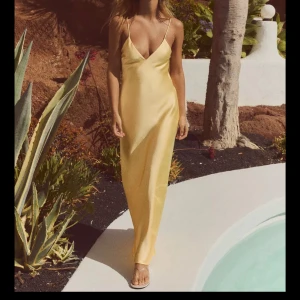EFTERSÖKER!!! Gul långklänning i satin med smala axelband - EFTERSÖKER denna slutsålda klänning från Zara i storlek L, tack!