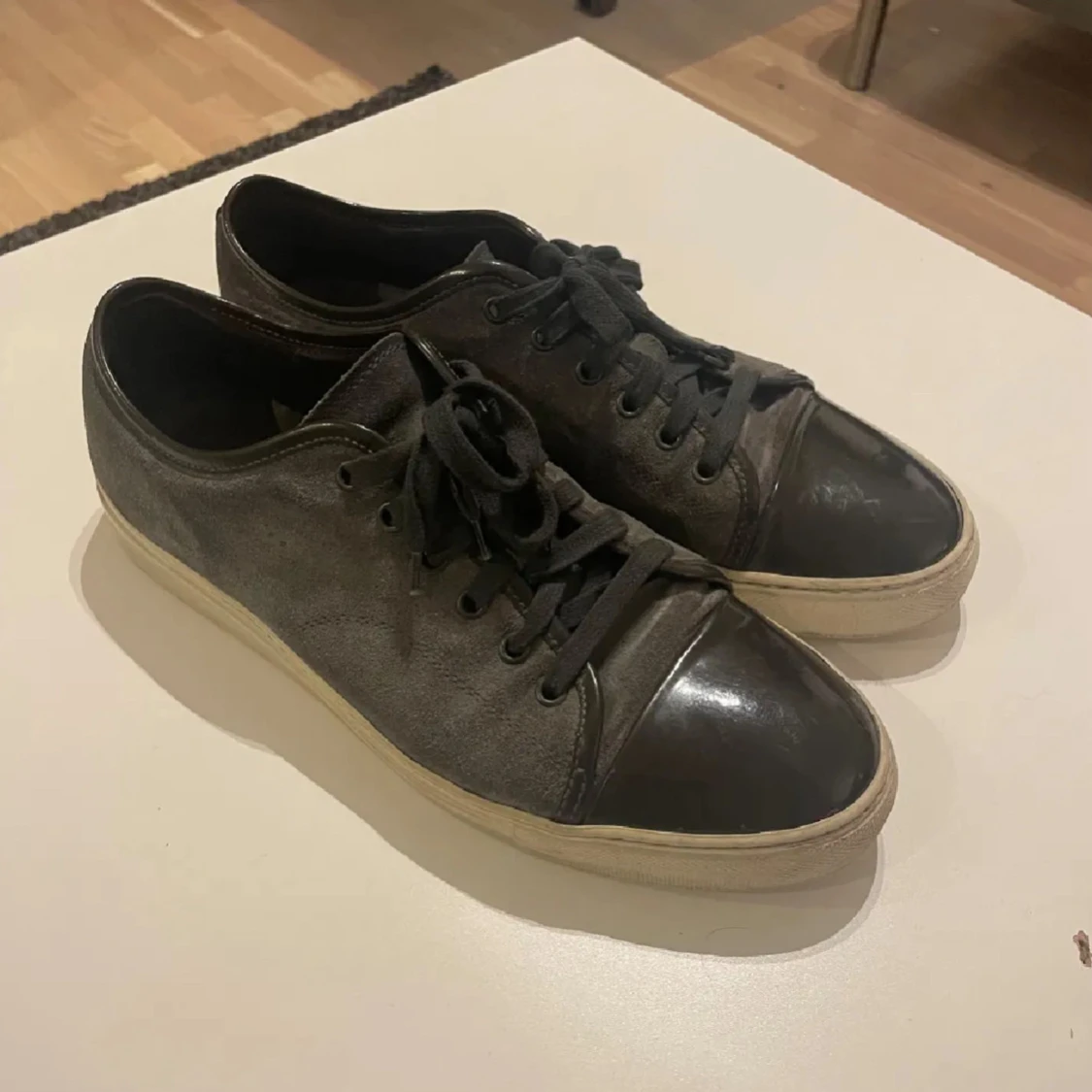 Grå sneakers från Lanvin med svarta detaljer - 4