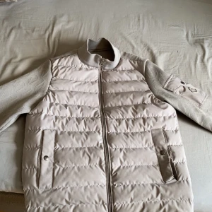 Moncler cardigan  - Säljer nu min Moncler  jacka då den inte kommer till användning längre den är äkta köpt från Plick för cirka 3700 för ett halv år sedan men den är fortfarande som ny då jag knappast använde den… pris går att diskutera skriv om ni har några frågor…. Mvh Victor 