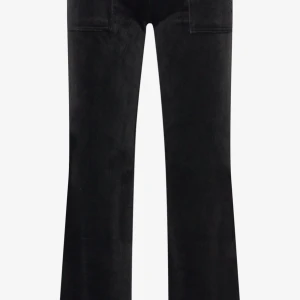 Svarta utsvängda juicy Couture byxor!! - Snygga svarta byxor i mjuk sammet med utsvängda ben och fickor fram och bak. Perfekta för dig som vill ha en trendig och bekväm look. Passar till många olika stilar och är lätta att matcha med olika toppar.