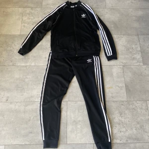 Adidas SST Tracksuit - Säljer ett par Addias SST Tracksuit. Använd ett par gånger. Passar perfekt för sommaren 😎
