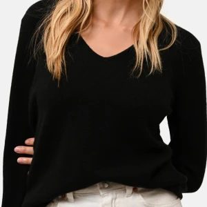 Svart v-ringad tröja - En stilren svart tröja med v-ringning och långa ärmar. Perfekt att matcha med jeans eller kjol för en enkel och snygg look. Mjuk och bekväm, passar till många tillfällen. 100% kashmir🩷🩷nypris ligger på 3000kr! Kan gå ner i pris vid snabb affär!!