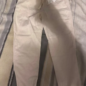 Linne/Bomull Byxor Zara - Perfekta för en chill och avslappnad stil. Byxorna är raka i modellen och har en mjuk känsla. Perfekt till sommaren ☀️ !oanvända!