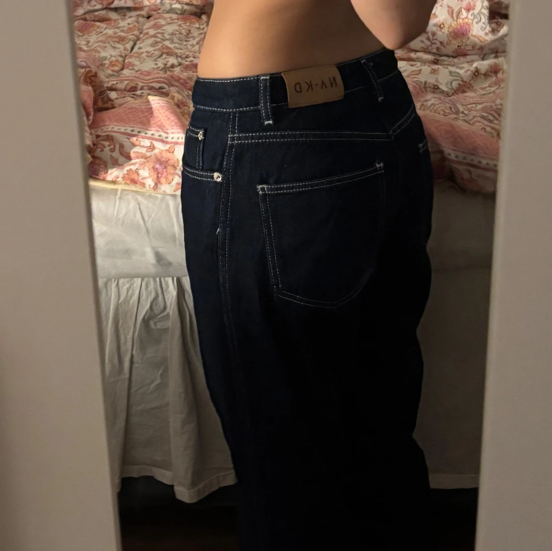 Mörkblå jeansbyxor från NA-KD - 1