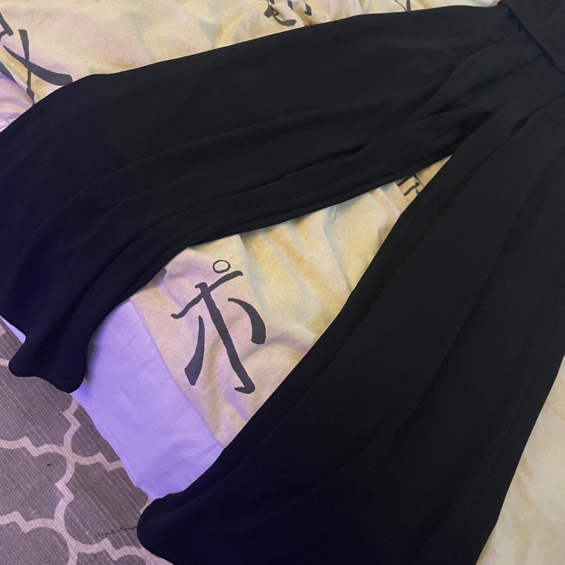 Svart byxdress med djup v-ringning - 4