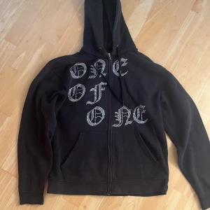 Svart hoodie från One of One - Hoodie från One of One i storlek Small. Skriv vid funderingar!